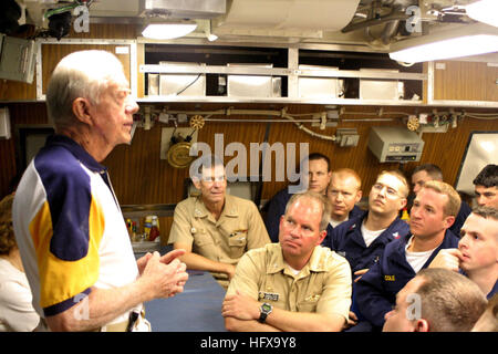 050812-N-0653J-001-Atlantik (12. August 2005) - Adressen ehemaliger Präsident Jimmy Carter die Besatzung seines Schiffes Namensvetter, der Sea Wolf-Klasse u-Boot USS Jimmy Carter (SSN-23) in der Crewbereich. Carter und seine Frau Rosalynn, verbrachten die Nacht an Bord des u-Boot, das Schiff bereisen und Treffen mit Crew-Mitglieder. USS Jimmy Carter ist die dritte Sea Wolf-Klasse u-Boot. Foto: U.S. Navy Lt. Mark Jones (freigegeben) US Navy 050812-N-0653J-001 Ex-Präsident Jimmy Carter befasst sich mit die Crew von seinem Namensvetter Schiff, die Sea Wolf-Klasse u-Boot USS Jimmy Carter (SSN-23) in der Mannschaft Stockfoto