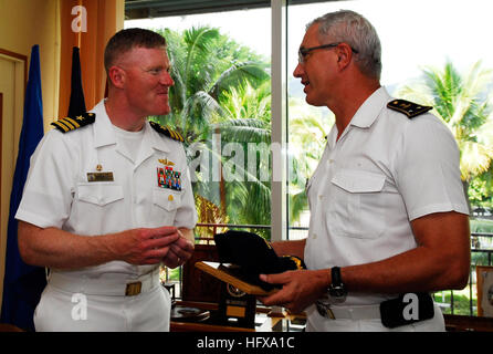 090527-N-4047W-264 PAPEETE, Tahiti (27. Mai 2009) Commander John Wade, Kommandierender Offizier der geführte Flugkörper Zerstörer USS Preble (DDG-88), links, Austausch Geschenke mit Rear Admiral Jean Louis Vichot, Kommandeur der französischen Seestreitkräften in Französisch-Polynesien, während eine formelle Begrüßung in Papeete, Tahiti. Preble, Teil der John C. Stennis Carrier Strike Group, ist in Tahiti für einen geplanten Hafen-Besuch während einer sechsmonatigen Einsatz im westlichen Pazifik. (Foto: U.S. Navy Mass Communication Specialist 2. Klasse Shannon Warner/freigegeben) UNS 090527-N-4047W-264 Navy Commander John Wade, Kommandierender Offizier o Stockfoto