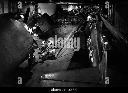 Umgeben von F6F, Ordnancemen Arbeit auf Bomben auf Hangardeck der USS YORKTOWN.  Offiziere und Männer im Hintergrund Film.  Ca.  1943. Lt. einer Charles Kerlee.  (Marine) Genaue Datum erschossen unbekannte NARA Datei #: 080-G-419959 & Konflikt Krieg Buch #: 958 Hangar der USS Yorktown (CV-10) 1943 anzeigen Stockfoto