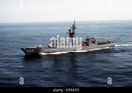 Luftbild Hafen beugen Blick auf die Fregatte USS BAGLEY (FF-1069) im Gange. USS Bagley (FF-1069) im Gange Stockfoto