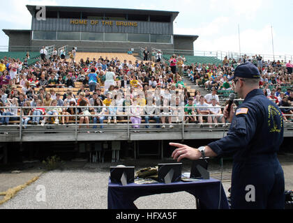 090602-N-5366K-002 WELLSBURG, W. VA (2. Juni 2009) Lt. CMdR Robert Kaminski (Siegel), die US Navy Fallschirm-Team, die Frösche springen zugewiesen spricht über Naval Special Warfare vor ein Fallschirm-Demonstration durch die Frösche springen an Brooke High School Studenten. Kaminski ist ein ehemaliger Student an der Schule. Die Frösche springen haben ihren Sitz in San Diego und führen an verschiedenen Standorten über das Land, das Navy Exzellenz zu präsentieren und das Bewusstsein über Naval Special Warfare. (Foto: U.S. Navy Mass Communication Specialist 2. Klasse Michelle Kapica/freigegeben) US Navy 090602-N-5366K-002 Lt. CMdR R Stockfoto