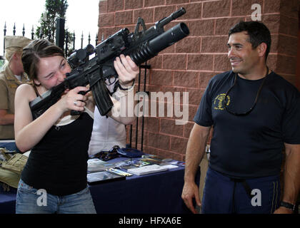 090602-N-5366K-052 WASHINGTON, Pennsylvania (2. Juni 2009) Special Warfare Operator 1. Klasse (Siegel) Robert Darakjy, zugeordnet der US-Navy-Fallschirm-Team die Frösche springen zeigt eine Display m-4-Sturmgewehr, ein Washington Wild Things-Baseball-Fan, nachdem die Frösche springen in der Eröffnungsfeier eines Baseballs Fallschirm Spiel bei Consol Energy Park. Die Frösche springen haben ihren Sitz in San Diego und führen an verschiedenen Standorten über das Land, das Navy Exzellenz zu präsentieren und das Bewusstsein über Naval Special Warfare. (Foto: U.S. Navy Mass Communication Specialist 2. Klasse Michelle Kapica/freigegeben) US Navy Stockfoto