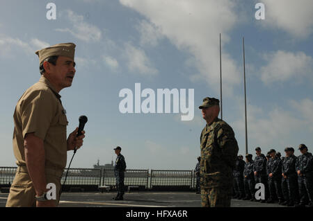 100223-N-6676S-069 ROTA, Spanien (23. Februar 2010) Vice Admiral Harry Harris, Kommandant der US 6. Flotte, befasst sich mit Matrosen, Marines, und internationales Personal an Bord der amphibious Transport Dock Schiff USS Gunston Hall (LSD-44). Harris bedankte sich die Mannschaft für ihre Arbeit in Haiti unterstützen Operation Unified Response. Gunston Hall wird als wichtigste Plattform für Afrika Partnerschaft Station West bereitgestellt. Afrika-Partnerschaft-Station ist eine internationale Initiative von Naval Forces Europe und Naval Forces Africa zur Verbesserung der Sicherheit im Seeverkehr und Sicherheit in West- und Zentralafrika entwickelt. (U.S. Navy Photo von Ma Stockfoto
