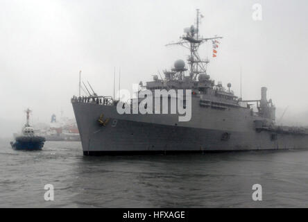 090610-N-0807W-157 SASEBO, Japan (10. Juni 2009) Segler Mann die Schienen bei starkem Regen an Bord des Schiffes amphibious Transport Dock USS Denver (LPD 9) als Schlepper begleiten ihr von ihrem Liegeplatz zur Teilnahme an Übung Talisman Saber 09. Talisman Saber ist ein Australier und USA kombiniert Übung entwickelt, um Nationen in der Krise handeln Planung und die Ausführung der Einsätze vorzubereiten. (Foto: U.S. Navy Mass Communication Specialist 2. Klasse Joshua J. Wahl/freigegeben) U.S. Navy 090610-N-0807W-157 Segler Mann die Schienen bei starkem Regen auf dem amphibious Transport Dock Schiff USS Denver (LPD Stockfoto