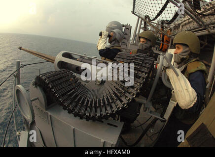 061017-N-5914D-002 indischen Ozean (17. Oktober 2006) - Segler stehen bereit, um die amphibischen Angriff Schiff USS Boxer (LHD-4) während seiner Durchreise durch die Straße von Malakka zu verteidigen. Boxer ist das Flaggschiff der Boxer Expeditionary Strike Group aus San Diego als die Marine nur vorwärts bereitgestellt amphibischen Task-Force in Betrieb. Foto: U.S. Navy Mass Communication Specialist 3. Klasse Noel Danseco (freigegeben) US-061017-N-5914D-002 Marineseeleute stehen bereit, um die amphibischen Angriff Schiff USS Boxer (LHD-4) während seiner Durchreise durch die Straße von Malakka zu verteidigen Stockfoto