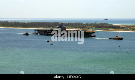 060515-N-0856O-323 Pensacola, Florida (15. Mai 2006) - geleitet von einer Flotte von Schlepper und kleine Boote, führt der ehemalige US-Marine Flugzeugträger USS Oriskany (CVA-34) vor Pensacola des historischen Fort Pickens, wie das Kriegsschiff macht seinen Weg entlang Intracoastal Wasser-Strasse von seinem letzten Hafen am Naval Air Station Pensacola zu seinem abschließenden Bestimmungsort im Golf von Mexiko zu nennen. Es ist geplant, dass das Schiff 22 Meilen südlich von Pensacola in etwa 212 Füße von Wasser in den Golf von Mexiko, 17. Mai 2006, versenkt werden wird, wo es das größte Schiff, das jemals absichtlich als eine Artifici versenkt werden Stockfoto