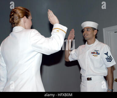 061201-N-7750K-275 Pensacola, Florida (1. Dezember 2006) - Ensign Kacey Bowman schwört in Chief Warrant Officer Robert Reyes im Rahmen des Werdens ein Pilot in der Flying Chief Warrant Officer-Pilot-Programm 1. Dezember 2006 an Bord Naval Air Station Pensacola. Vierzehn Matrosen wurden ausgewählt für den Trail, wo 10 werden Piloten und vier werden Marine Flug Offiziere. Sechzehn weitere Segler werden im Jahr 2007 zur Teilnahme am Programm gewählt werden. US Navy Foto von Frau Megan Kohr (freigegeben) US Navy 061201-N-7750K-275 Ensign Kacey Bowman schwört in Chief Warrant Officer Robert Reyes im Rahmen des Werdens ein Pilo Stockfoto