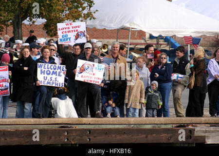 051103-N-0653J-005 New London, Connecticut (3. November 2005) - Familie und Freunde von der Crew-Mitglieder der Los-Angeles-Klasse schnellen Angriff u-Boot USS Memphis (SSN-691), begrüßen sie zu Hause wie das u-Boot festmacht. Memphis zu Hause angekommen, Submarine Base New London nach einer regelmäßigen Bereitstellung zur Unterstützung der globalen Krieg gegen den Terrorismus. Foto: U.S. Navy Lt. Mark Jones (freigegeben) US Navy 051103-N-0653J-005-Familie und Freunde von der Crew-Mitglieder der Los-Angeles-Klasse schnellen Angriff u-Boot Stockfoto