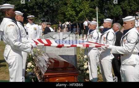 050723-N-1026O-005 Annapolis, Maryland (23. Juli 2005) - ist die amerikanische Flagge über der Sarg des pensionierten Vice Admiral James B. Stockdale drapiert zur Vorlage bei der Familie durch eine zeremonielle Garde bereit.  Hunderte von Freunden, Familienmitgliedern und Kameraden versammelten sich an der Trauerfeier für die ehemalige Marineflieger, Vietnam Kriegsgefangene, Testpilot, akademischen und Ehrenmedaille Empfänger der 5 Juli im Alter von 81 Jahren gestorben.  US Navy Foto von Shannon OÕConnor (freigegeben) US Navy 050723-N-1026O-005 die amerikanische Flagge drapiert über den Sarg des pensionierten Vice Admiral James B. Stockdale fo bereit ist Stockfoto