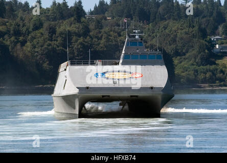 050725-N-7048B-010 Everett, Washington (25. Juli 2005) - der US-Navy X-Craft, Sea Fighter (FSF-1), im Gange außerhalb Port Everett. Sea Fighter wird verwendet werden, um die hydrodynamischen Leistung, Tragverhalten, Mission Flexibilität und Antriebssystem der schnelle Schiffe zu bewerten. Die X-Craft ist ein High-Speed-Aluminium Katamaran, der eine Vielzahl von Technologien, die Marine testen zu effektiver in Küstengewässern oder küstennahen Gewässern operieren können. Foto: U.S. Navy PhotographerÕs Mate 3. Klasse Rachel Bonilla (freigegeben) US Navy 050725-N-7048B-010 The U.S. Navy X-Craft, Meer F Stockfoto