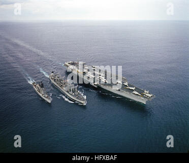 Eine Antenne Steuerbord Bogen Ansicht der nuklear angetriebene Flugzeugträger USS DWIGHT D. EISENHOWER (CVN-69), Recht, Durchführung von laufenden Nachschub mit den Ashtabula Klasse Öler USS CALOOSAHATCHEE (AO-98), center, während Übung BRIGHT STAR 83.  Die Forrest Sherman-Klasse Zerstörer USS MANLEY (DD-940) läuft auf der linken Seite. USS Eisenhower CVN-69 Caloosahatchee AO-98 Manley DD-940 1983 Stockfoto