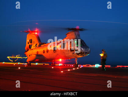 050729-N-0716S-031-Pazifik (29. Juli 2005) - A Landing Signal eingetragen (LSE) Sailor bereitet einen CH-46 Sea Knight Helikopter für Lift-off auf dem Flugdeck auf amphibischer Angriff Schiff USS Tarawa (LHA-1). Tarawa ist das Aushängeschild für Expeditionary Strike Group One (ESG-1), derzeit auf einer regelmäßig stattfindenden Westpazifik Bereitstellung zur Unterstützung der globalen Krieg gegen den Terrorismus. Foto: U.S. Navy des Fotografen Mate 3. Klasse James Spiker (freigegeben) US Navy 050729-N-0716S-031 A Landing Signal einberufene (LSE) Sailor bereitet einen CH-46 Sea Knight Helikopter für Lift-off auf dem Flugdeck ab Stockfoto