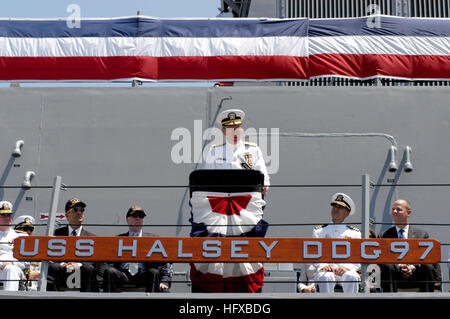 050730-N-3672K-188 San Diego, Kalifornien (30. Juli 2005) - Kommandeur 3. Flotte, Vice Admiral Barry M. Costello, befasst sich mit die Crew und Gäste während der Inbetriebnahme Zeremonie von der Marine neueste Arleigh Burke-Klasse Zerstörer, USS Halsey (DDG-96). Die Zeremonie markiert den formalen Eingang der Lenkwaffenzerstörer in die Flotte. Das Schiff wurde nach United States Naval Academy graduate Fleet Admiral William "Bull" Halsey Jr., benannt, der South Pacific Force und Süd-Pazifik-Raum während des zweiten Weltkrieges befehligte. Halsey ist in der Lage Luft kämpfen, Oberfläche und Untergrund Schlachten gleichzeitig und das Schiff enthalten Stockfoto