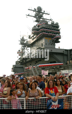 050731-N-5362A-180 Norfolk, Virginia (31. Juli 2005) - eine große Menschenmenge erwartet die Crew der Flugzeugträger der Nimitz-Klasse USS Carl Vinson (CVN-70) während der Heimkehr Feierlichkeiten am Pier 14 an Bord Naval Station Norfolk. Carl Vinson abgeschlossen eine Bereitstellung auf den Persischen Golf und eine Verschiebung der Heimathafen von Naval Station Bremerton am Naval Base Kitsap, Washington, in Norfolk, Virginia, wo sie geplant ist, um eine 36-monatige tanken und Complex Overhaul (RCOH) an die Werft Northrop Grumman Newport News zu unterziehen. Foto: U.S. Navy PhotographerÕs Mate 1. Klasse Arlo Abrahamson (freigegeben) US Navy 050731-N-5362A-18 Stockfoto