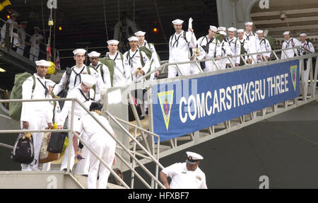 050731-N-8720O-203 Norfolk, Virginia (31. Juli 2005) - Abfahrt Segler aus der Flugzeugträger der Nimitz-Klasse USS Carl Vinson (CVN-70) das Schiff um Freunde und Familie während der Heimkehr Feierlichkeiten am Pier 14 an Bord Naval Station Norfolk gerecht zu werden. USS Carl Vinson komplettiert eine Bereitstellung auf den Persischen Golf und eine Verschiebung der Heimathafen von Naval Station Bremerton am Naval Base Kitsap, Washington, in Norfolk, Virginia, wo sie geplant ist, um eine 36-monatige tanken und Complex Overhaul (RCOH) an die Werft Northrop Grumman Newport News zu unterziehen. Foto: U.S. Navy Journalist Seemann Christopher haben (freigegeben) uns N Stockfoto