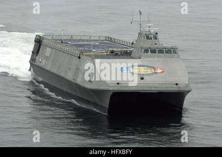 050801-N-7676W-080-Pazifik (1. August 2005) - The Littoral Oberfläche Handwerk-experimentelle LSC(X), entwickelt vom Amt des Naval Research und getauft Sea Fighter (FSF-1), kommt in ihrem neuen Heimathafen San Diego Kalifornien Der High-Speed-Aluminium Katamaran testet eine Vielzahl von Technologien, mit denen die Marine in küstennahe Gewässer ermöglichen. Mit einer base Crew von 26 Personen wird Sea Fighter auch eine Plattform für die Bewertung der minimale Besatzung Konzepte auf zukünftige Marineschiffe Oberfläche bieten. US Navy Foto von Mr John F. Williams (freigegeben) US Navy 050801-N-7676W-080 Littoral Oberfläche C Stockfoto