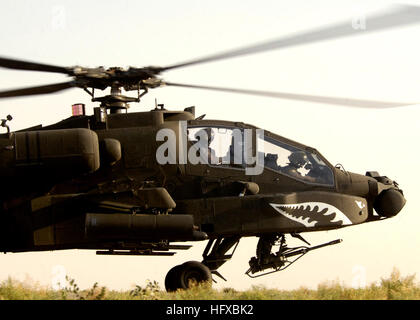 050803-N-5027S-174 Ninewa, Irak (3. August 2005) – A US Armee AH-64 Apache Hubschrauber Start bereitet sich für eine Mission im Irak. Der Apache erhält die 3. Armored Cavalry Regiment, Longknife Squadron, Renegade Truppe, die derzeit auf vorwärts Operating Base Sykes Ninewa Provinz Iraks bereitgestellt wird. Foto: U.S. Navy des Fotografen Mate 2. Klasse Robert M Schalk (freigegeben) US Navy 050803-N-5027S-174 A U.S. Armee AH-64 Apache Hubschrauber bereitet sich auf Start für eine Mission im Irak Stockfoto