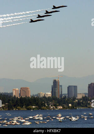 050804-N-0975R-001 Seattle, Washington (4. August 2005) - die US-Marine Flugvorführung Team, die "Blue Angels" üben ihre Leistung über South Lake Washington mit der Stadt Bellevue im Hintergrund. Die Praxis-Show bereitet die Piloten für ihre regelmäßigen Airshow am Samstag und Sonntag während der 55. jährlichen Seattle Seafair unbegrenzte Wasserflugzeug Rennen auf dem See. Der blaue Engel fliegen die F/A-18A Hornet, Durchführung ca. 30 Manöver während der Antenne Demonstration über einer Stunde. Foto: U.S. Navy Journalist 1. Klasse Ralph Radford (freigegeben) US Navy 050804-N-0975R-0 Stockfoto