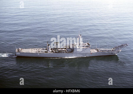 Aerial Steuerbord Strahl Ansicht der Newport-Klasse Tank Landung Schiff USS FRESNO (LST-1182) im Gange. USS Fresno (LST-1182) Stbd Balken anzeigen Stockfoto