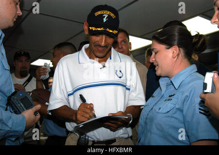 050805-N-4702D-003 Yokosuka, Japan (5. August 2005) - Trainer des Football-Teams Indianapolis Colts Tony Dungy unterschreibt ein Autogramm für Information Systems Technician 2. Klasse Shannanan Arney an Bord der Befehl Schiff USS Blue Ridge (LCC-19). Die Indianapolis Colts Spieler und Cheerleader traf sich mit Matrosen an Bord der siebten Flotte Command and Control Schiff Blue Ridge Autogramme. Die Colts sind in Japan die Atlanta Falcons in der American Bowl spielen am Samstag, dem 6. August im Tokyo Dome. US Navy Foto vom Fotografen Mate Airman William J. Davis (freigegeben) US Navy 050805-N-4 Stockfoto