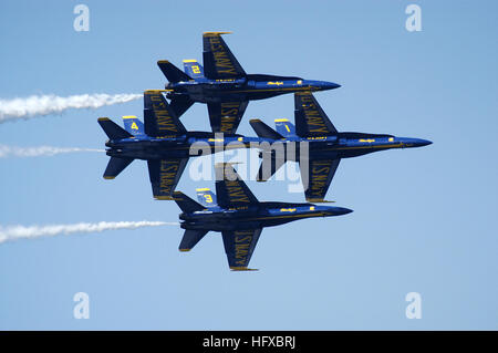 050807-N-6477M-057-Seattle (7. August 2005) – vier F/A-18A-Hornissen, zugeordnet der US Navy Flug Demonstration Team, dem "blauen Engel", führen ihre klassischen Diamant-Bildung-Manöver über Lake Washington bei Seattle Seafair Ereignisse in Seattle, Washington Der blaue Engel fliegen die F/A-18A Hornet, Durchführung ca. 30 Manöver während der Antenne Demonstration über einer Stunde. Seafair ist Seattles einmonatigen traditionelle Sommerfest, Paraden, Amateur Leichtathletik, Flugshows und Bootsrennen umfasst. US Navy Foto vom Fotografen der 2. Klasse Eli j. Medellin (freigegeben) uns Paaren Stockfoto