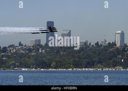 050807-N-6477M-110 Seattle (7. August 2005) – die US-Marine Flug Demonstration Team, die "Blue Angels" in niedriger Höhe überfliegen über Lake Washington in Seattle Seafair Ereignisse in Seattle, Washington Der blaue Engel fliegen die F/A-18A Hornet, Durchführung ca. 30 Manöver während der Antenne Demonstration über einer Stunde. Seafair ist Seattles einmonatigen traditionelle Sommerfest, Paraden, Amateur Leichtathletik, Flugshows und Bootsrennen umfasst. Foto: U.S. Navy des Fotografen Mate 2. Klasse Eli j. Medellin (freigegeben) US Navy 050807-N-6477M-110 der US Navy Flug Demonstration Team, die blauen Ang Stockfoto