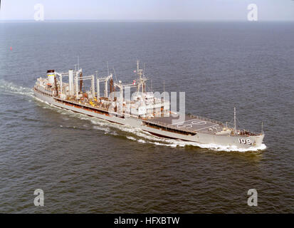 Eine Antenne Steuerbord beugen Blick auf den Mispillion Klasse Flotte Öler USNS WACCAMAW (T-AO 109) im Gange. USNS Waccamaw (T-AO-109) 1984 Stockfoto