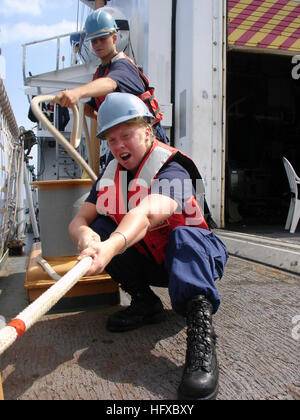 050811-N-1464F-002 Karibik (11. August 2005) Ð U.S. Coast Guard Seeleute Susan Faulkner, Vordergrund und Joshua Myers ziehen auf die stützende Linie bis Hebezeug eine starre Hull Inflatable Boat an Bord der U.S. Coast Guard Cutter USCGC vorwärts (WMEC 911). Nach vorne läuft in das Karibische Meer als Teil der multinationalen Übung PANAMAX. PANAMAX ist eine Übung in der Verteidigung des Panama-Kanals mit 15 Ländern. Der Panamakanal ist entscheidend für den freien Fluss von Handel und waren in der westlichen Hemisphäre und der ganzen Welt. Foto: U.S. Navy Chief Journalist Dave Fliesen (freigegeben) uns N Stockfoto