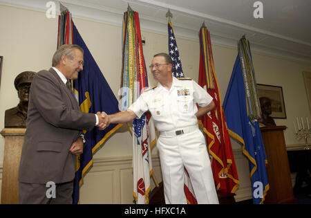 050812-F-6911G-004 Pentagon, Washington, D.C. (12. August 2005) - US-Verteidigungsminister Donald H. Rumsfeld, gratuliert links, US Marine Admiral Edmund P. Giambastiani nach den Amtseid als stellvertretender Vorsitzender der Joint Chiefs Of Staff. Giambastiani gelingt es Marine General Peter Pace als zweiter ranghöchster Offizier der Nation. US Air Force Foto von techn. Sgt. Kevin J. Grünwald (freigegeben) U.S. Navy 050812-F-6911G-004 Verteidigungsminister Donald H. Rumsfeld, gratuliert links, US Marine Admiral Edmund P. Giambastiani nach den Amtseid als stellvertretender Vorsitzender des J Stockfoto