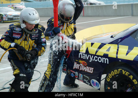 050813-N-0962S-262 Watkins Glen, N.Y (13. August 2005) - Kraftstoff Überläufe aus der Gas-Tank als Pit Crew Mitglieder Ansturm auf Nr. 14 Navy "Beschleunigen Your Life" Dodge Charger zurück auf die Spur zu kommen, während das Auto letzten Boxenstopp von der NASCAR Busch Series Zippo 200 Rennen in Watkins Glen International. David Stremme, Fahrer des Wagens Navy gesponsert wurde 17. nach Beginn des Rennens in der 38. Rang. Foto: U.S. Navy Journalist 1. Klasse Brandan W. Schulze (freigegeben) US Navy 050813-N-0962S-262 Kraftstoff Überläufe aus der Gas-Tank wie pit Crew-Mitglieder zu eilen, um die Nr. 14 Navy beschleunigen Ihr Leben Stockfoto