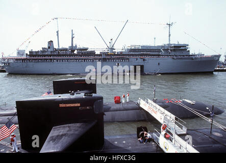 Der Los-Angeles-Klasse Atom-Angriff u-Boote USS CINCINNATI (SSN-693) und USS MEMPHIS (SSN-691) Anzeige Fähnriche und Union Jacks während der Inbetriebnahme Zeremonie für ihre Schwester Schiff, die USS SALT LAKE CITY (SSN-716).   Neben dem u-Boot festgemacht ist zart USS L.Y Speer (AS-36) Angriffe nuklear angetriebene u-Boot USS RICHARD B. RUSSELL (SSN-687). USS Memphis (SSN-691) mit USS Cincinnati SSN-693 Stockfoto