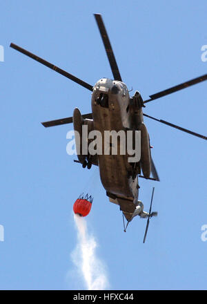 050816-N-3019M-001 Nanakuli, Hawaii (16. August 2005) - A US Marinekorps CH-53E Super Stallion Helikopter bereitet fallen mehr als 2.000 Gallonen Wasser auf einem Brushfire auf der Insel Oahu, Hawaii. Das Department of Defense geliefert acht Hubschrauber und die Bundesrepublik Feuerwehr versorgt neun Feuerwehrautos um Honolulu Fire Department bei Erlöschen der Flamme, die sich mehr als 3.000 Hektar verbraucht. Foto: U.S. Navy Journalist 3. Klasse Ryan C. McGinley (freigegeben) US Navy 050816-N-3019M-001 A US Marine Corps CH-53E Super Stallion-Hubschrauber bereitet sich auf mehr als 2.000 Ga fallen Stockfoto