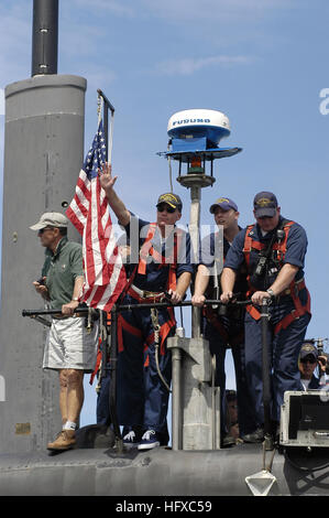 050817-N-7293M-093 Santa Rita, Guam (17. August 2005) - Kommandierender Offizier, USS San Francisco (SSN-711), CMdR Kevin Brenton, Wellen Abschied von der Masse auf dem Pier als seine Los-Angeles-Klasse Angriffs u-Boot bekommt im Gange von Naval Base Guam. Das u-Boot ging seinem ehemaligen Heimathafen Apra Hafen, Guam, um die Reise über den Pazifik zu ihrem neuen Heimathafen Bremerton, Washington, San Francisco war Teil der u-Boot-Geschwader 15 Betrieb von den Marianen-Inseln. Foto: U.S. Navy des Fotografen Mate 2. Klasse Nathanael T. Miller (freigegeben) uns Befehlen Marine 050817-N-7293M-093 Stockfoto