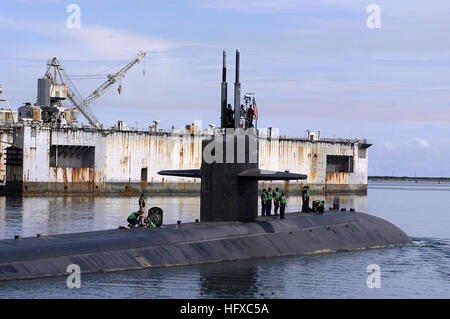 050817-N-7293M-107 Santa Rita, Guam (17. August 2005) - der Los-Angeles-Klasse u-Boot USS San Francisco (SSN-711) fährt seinem ehemaligen Heimathafen Apra Hafen, Guam, um die Reise über den Pazifik zu ihrem neuen Heimathafen Bremerton, Washington, San Francisco war Teil der u-Boot-Geschwader 15 Betrieb von den Marianen-Inseln. Foto: U.S. Navy des Fotografen Mate 2. Klasse Nathanael T. Miller (freigegeben) uns Marine 050817-N-7293M-107 der Los-Angeles-Klasse Angriffs u-Boot USS San Francisco (SSN-711) fährt seinem ehemaligen Heimathafen Apra Hafen, Guam, machen die Fahrt über die Stockfoto