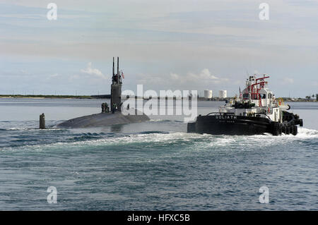 050817-N-7293M-111 Santa Rita, Guam (17. August 2005) - der Los-Angeles-Klasse u-Boot USS San Francisco (SSN-711) fährt seinem ehemaligen Heimathafen Apra Hafen, Guam, um die Reise über den Pazifik zu ihrem neuen Heimathafen Bremerton, Washington, San Francisco war Teil der u-Boot-Geschwader 15 Betrieb von den Marianen-Inseln. Foto: U.S. Navy des Fotografen Mate 2. Klasse Nathanael T. Miller (freigegeben) uns Marine 050817-N-7293M-111 der Los-Angeles-Klasse Angriffs u-Boot USS San Francisco (SSN-711) fährt seinem ehemaligen Heimathafen Apra Hafen, Guam Stockfoto