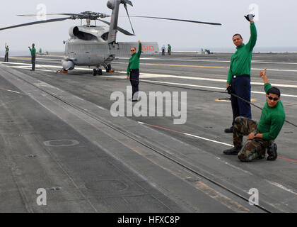 070710-N-6854D-002-Atlantik (10. Juli 2007) - Segler führen einen No-load-Test auf ein Flugzeug-Katapult im Rahmen des Pre-Flugbetrieb an Bord der Flugzeugträger der Nimitz-Klasse USS Dwight D. Eisenhower (CVN-69). Eisenhower führt Träger Qualifikationen im Atlantischen Ozean. US Navy Foto von Masse Kommunikation Spezialist Seemann Lehrling Jon Dasbach (freigegeben) US Navy 070710-N-6854D-002 Matrosen führen einen No-load-Test auf ein Flugzeug-Katapult im Rahmen des Pre-Flugbetrieb an Bord der Flugzeugträger der Nimitz-Klasse USS Dwight D. Eisenhower (CVN-69) Stockfoto