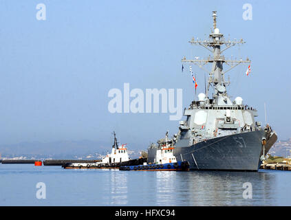 050822-N-0780F-001 Souda Bay, Kreta, Griechenland (22. August 2005) - Schlepper unterstützen Lenkwaffenzerstörer USS Mitscher (DDG-57), wie sie in Souda Marathi NATO Pier Einrichtung für eine routinemäßige Hafen-Besuch auf der griechischen Insel Kreta. Mitscher ist bereitgestellt von seinem Heimathafen Norfolk, Virginia, im Mai und derzeit in Operation Active Endeavor, eine Präsenz im Mittelmeer und patrouillieren Händler Verkehr um Terrorismus und illegale Aktivitäten zu verhindern. Mitscher arbeitet neben Schiffe aus anderen NATO-Staaten, darunter auch Griechenland. US Navy Foto von Paul Farley (freigegeben) U.S. Navy 05 Stockfoto