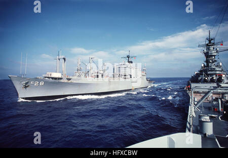 Ein Bogen Hafenansicht der Munition Schiff USS SANTA BARBARA (AE 28) als Munition für das Schlachtschiff USS IOWA (BB-61) bietet während einer im Gange Nachschub. USS Santa Barbara (AE-28) Stockfoto