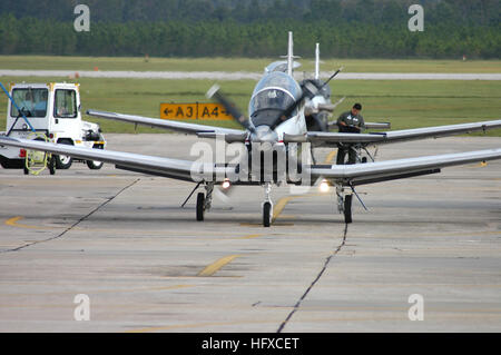 T-6A Texan II Turboprop-Trainer von Training Air Wing Six bereiten sich auf den Abflug am NAS Pensacola während der Evakuierung des Hurrikans Katrina in der Golfküstenregion vor. Stockfoto
