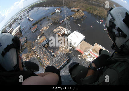 050831-N-8154G-045 Gulf Coast (31. August 2005) - Such- und Rettungsmissionen (SAR) Schwimmer zugewiesen Hubschrauber Meer bekämpfen Geschwader zwei acht (HSC-28), sehen Sie eine Rettung von MH-60 Seahawk Hubschrauber zu sehen, ob ihre Hilfe während benötigt werden entfalten eine entlang der Küste von Louisiana. USS Bataan (LHD-5) beteiligt sich humanitäre Hilfseinsätze führte durch das Department of Defense, in Verbindung mit der Federal Emergency Management Agency (FEMA). U.S. Navy photo von PhotographerÕs Mate Airman Jeremy L. Grisham (freigegeben) uns Marine 050831-N-8154G-045 Such- und Rettungsmissionen (SAR) Schwimmer Zuord Stockfoto