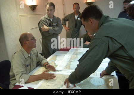 1. September 2005, diskutiert an Bord der amphibischen Angriff Schiff USS Bataan (LHD-5), CDR Jeff Prater, Executive Officer von Naval Surface Warfare Befehl (NSWC) befindet sich in Panama City, FL, Einstiegspunkte in Biloxi, MS-Bereich über den Mississippi Sound mit Landing Craft Luftkissen (STERNS) Piloten aus Assault Craft Einheit 4 stationiert in Norfolk, VA. Mit einem Mangel an Navigationshilfen und Schutt entlang des Ufers von der Hurrikan ist Bewegung der Lieferungen in Ufer ohne gründliche Planung potenziell gefährlich. USS Bataan (LHD-5) ist ein Edelwachsen in die humanitäre Hilfseinsätze Stockfoto