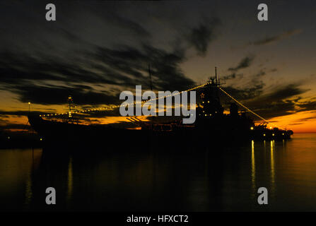 Silhouette Port Bogen Blick auf dem Schlachtschiff USS IOWA (BB-61) mit Weihnachtsbeleuchtung geschmückt. USS IOWA (BB-61) dekoriert mit Weihnachtsbeleuchtung Stockfoto