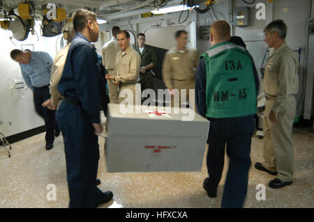 050903-N-8154G-160 Golf von Mexiko (3. September 2005) Ð Besatzungsmitglieder an Bord amphibischer Angriff Schiff USS Bataan (LHD-5) Transport medizinischer Versorgung im Cockpit für das Laden auf einem Hubschrauber vor ein US Navy Ärzteteam Abfahrt zur Unterstützung im Convention Center in New Orleans. Der Marine-Beteiligung an der Hurricane Katrina humanitäre Hilfseinsätze wird durch die Federal Emergency Management Agency (FEMA), in Verbindung mit dem Department of Defense geführt. U.S. Navy Photo von PhotographerÕs Mate Airman Jeremy L. Grisham (freigegeben) Marine 050903-N-8154G-160 Crew Mitglieder Aboa Stockfoto