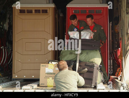 Mitarbeiter der US Navy der Fleet Logistic Support Squadron VR-55 laden ein C-130 Hercules Flugzeug mit tragbaren Toiletten und Vorräten für die Lieferung nach New Orleans während der humanitären Hilfseinsätze des Hurrikans Katrina unter der Leitung der FEMA und des Verteidigungsministeriums. Stockfoto