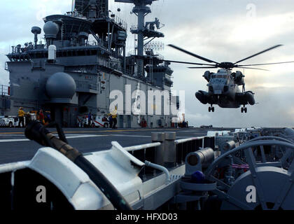 050903-N-7912E-005-Atlantik (3. September 2005) Ð A US Marinekorps CH-53D Sea Stallion-Hubschrauber bereitet sich bereits auf dem Flugdeck auf amphibischer Angriff Schiff USS Boxer (LHD-4) landen während Luft-Umschlag-Tests.  Luft-Umschlag-Tests werden durchgeführt, um die Sicherheitsgrenzwerte im Flugbetrieb zu entwickeln. Foto: U.S. Navy des Fotografen Mate 3. Klasse Christopher Elmini (freigegeben) US Navy 050903-N-7912E-005 A US Marinekorps CH-53. Sea Stallion-Hubschrauber bereitet auf das Flugdeck auf amphibischer Angriff Schiff USS Boxer (LHD-4) landen während Luft-Umschlag-Tests Stockfoto