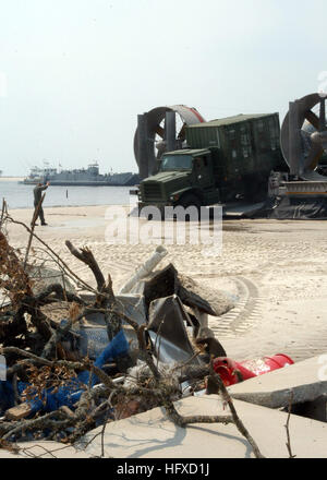 050904-N-7638K-021 Biloxi, Mississippi (4. September 2005) Ð Heavy Equipment von amphibischen Bau-Bataillon zwei (ACB-2) kommt an den Ufern des Biloxi, Mississippi, zur Hilfeleistung für Hurrikan Katrina Überlebende. Das Gerät wurde über Landungsboote, Luftkissen (STERNS) vom amphibischer Angriff Schiff USS Iwo Jima (LHD-7) transportiert. Der Marine-Beteiligung an der Hurricane Katrina humanitäre Hilfseinsätze wird durch die Federal Emergency Management Agency (FEMA), in Verbindung mit dem Department of Defense geführt. Foto: U.S. Navy Lithograph 1. Klasse Edward S. Kessler (freigegeben) U.S. Stockfoto