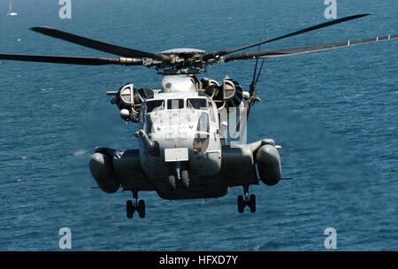 Ein CH-53E Super Hallion Hubschrauber bereitet sich auf die Landung an Bord der USS Peleliu (LHA 5) während der Flugqualifikation im Pazifik vor. Stockfoto