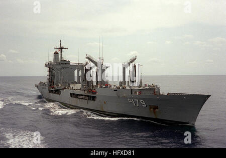 Eine Steuerbord beugen Blick auf Nachschub Öler USS MERRIMACK (AO-179) im Gange aus Virginia Capes. USS Merrimack (AO-179) aus Virginia Capes 1985 Stockfoto