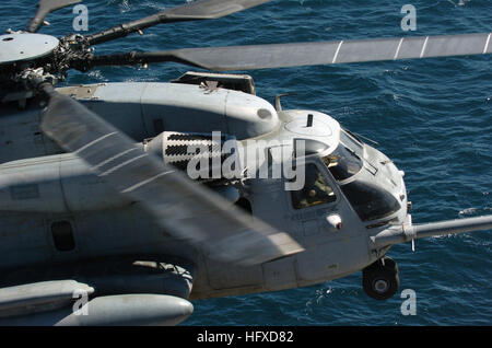 Ein CH-53E Super Hallion Hubschrauber bereitet sich auf die Landung an Bord des amphibischen Sturmschiffs USS Peleliu (LHA 5) während der Flugqualifikation im Pazifik vor. Stockfoto