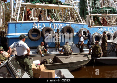 050907-N-4008C-129 Biloxi, Mississippi (7. September 2005) - ein Team von US Navy Matrosen, zusammen mit Hilfe der staatlichen und lokalen Marine und Tierwelt Strafverfolgungsbehörden, bewerten die Nahrung, Wasser und medizinische Bedürfnisse von Familien, die durch Hurrikan Katrina Zerstörung an der Golfküste von Mississippi gestrandet. Die Segler sind die amphibischen Angriff Schiff USS Bataan (LHD 5), derzeit Durchführung von Hilfsmaßnahmen in den Golf von Mexiko zugeordnet. Die NavyÕs Beteiligung an der Hurricane Katrina humanitäre Hilfseinsätze wird geführt durch die Federal Emergency Management Agency (FEMA), in Verbindung mit der Stockfoto